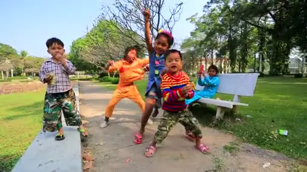 Anak-anak Kamboja bermain permainan tradisional