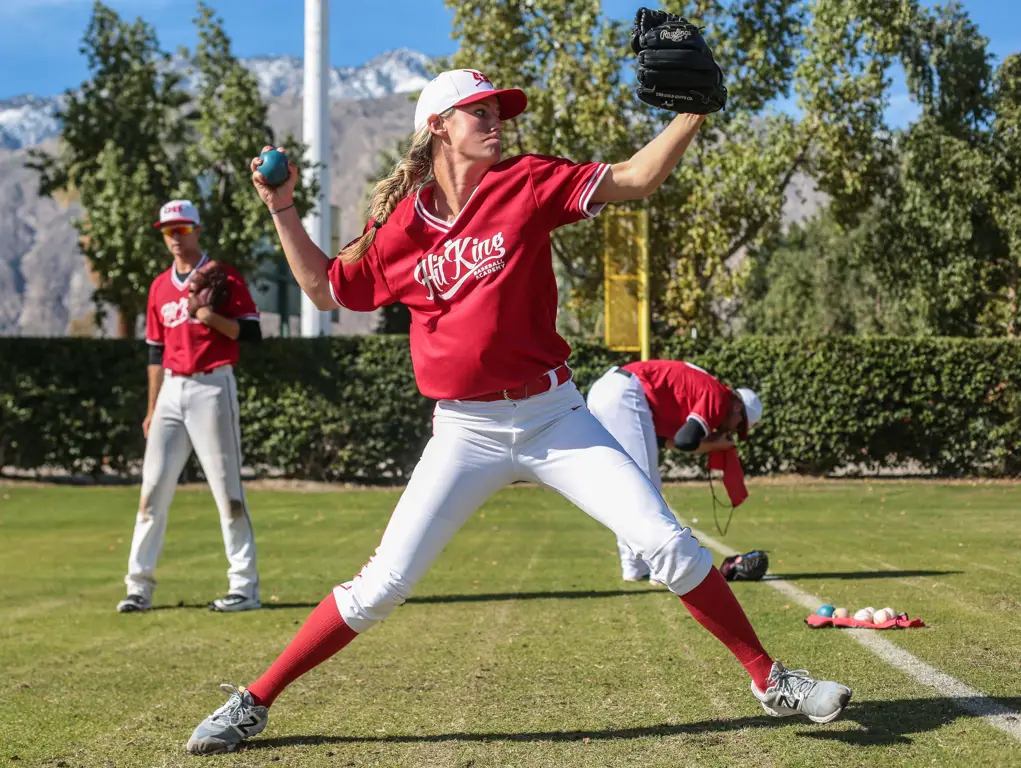 Para pemain baseball wanita menunjukkan semangat dan keterampilan mereka.