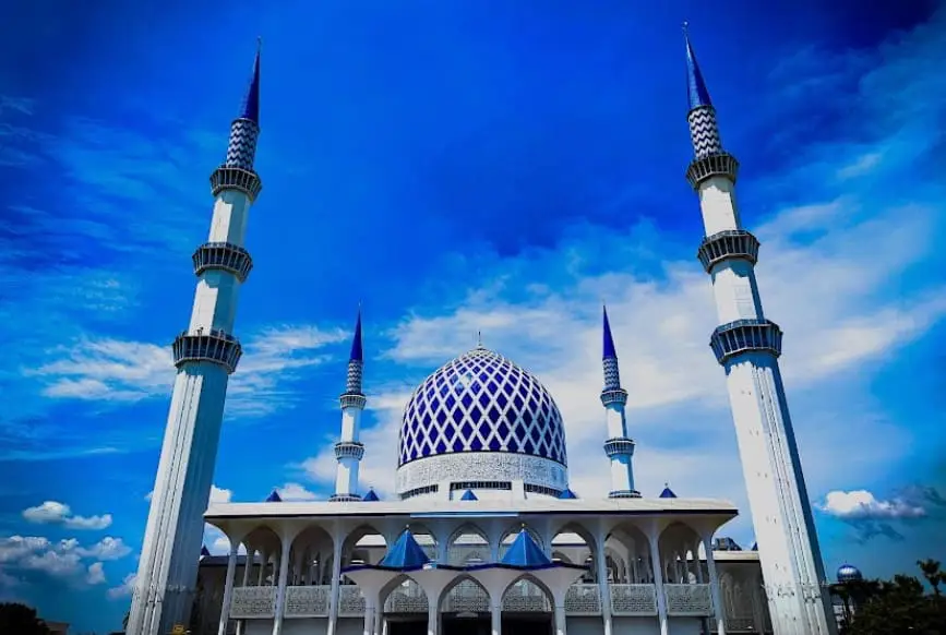 Gambar seni bina moden di Shah Alam, menunjukkan bangunan-bangunan yang unik dan menarik.