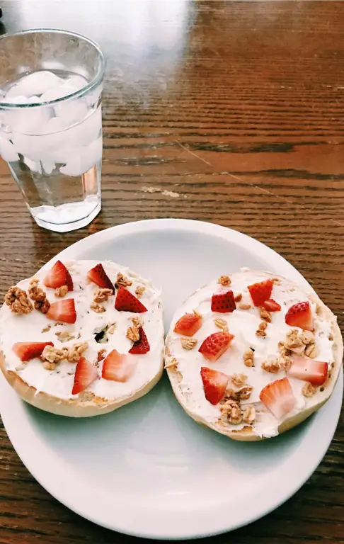 Fotografi makanan estetis dengan bagel