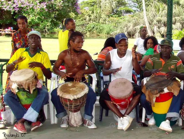 Para pemain drum tradisional Afrika sedang memainkan drum mereka