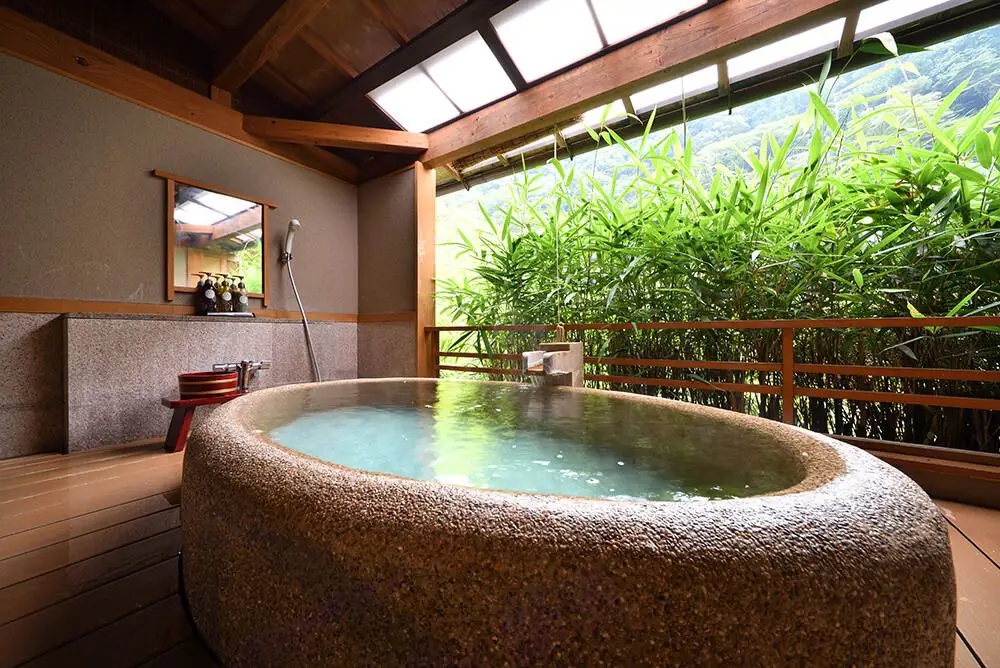 Kamar mandi minimalis dengan sentuhan onsen Jepang