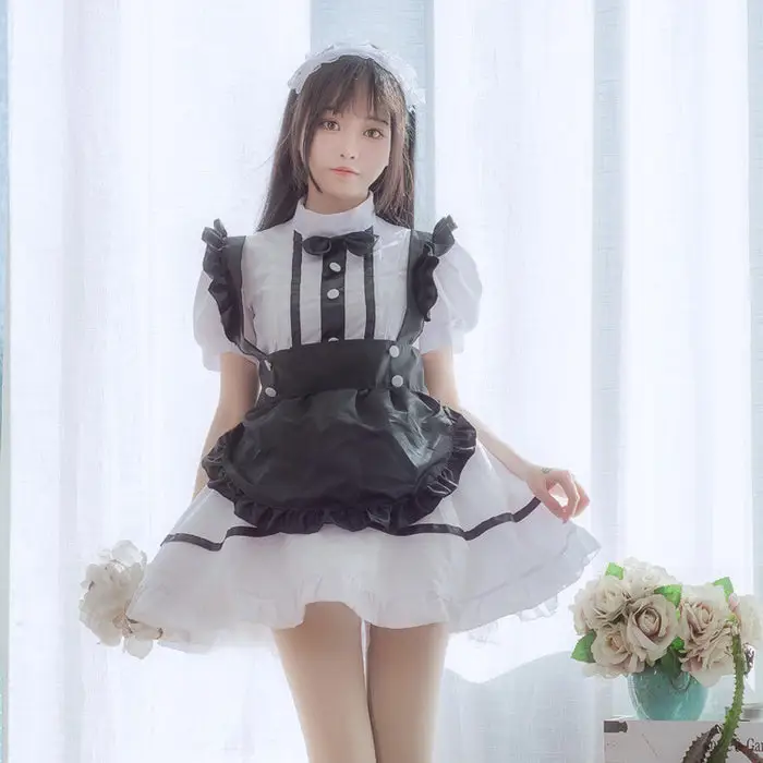 Gambar seorang meido dengan seragam khas Jepang