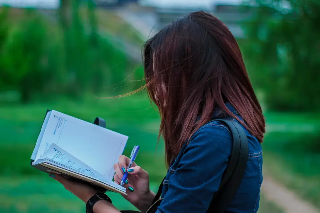 Seseorang menulis di buku catatan