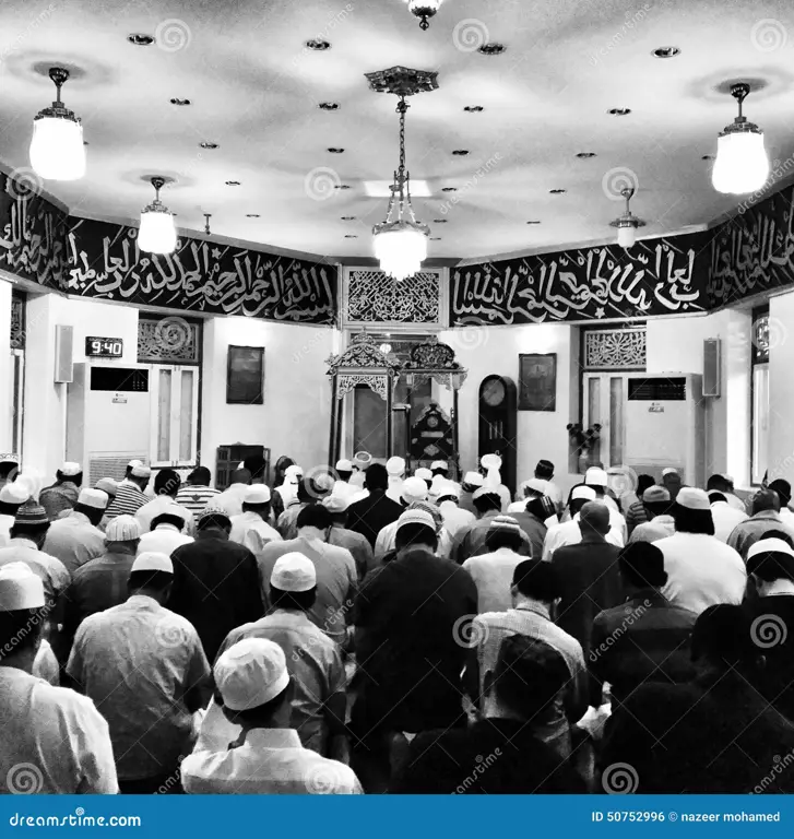 Gambar orang-orang melaksanakan shalat Isya di masjid