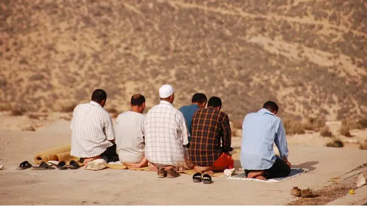 Orang-orang melaksanakan shalat maghrib