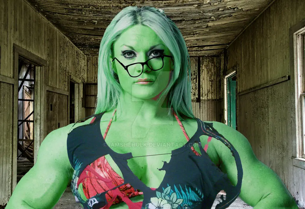 She-Hulk sedang beraksi melawan penjahat