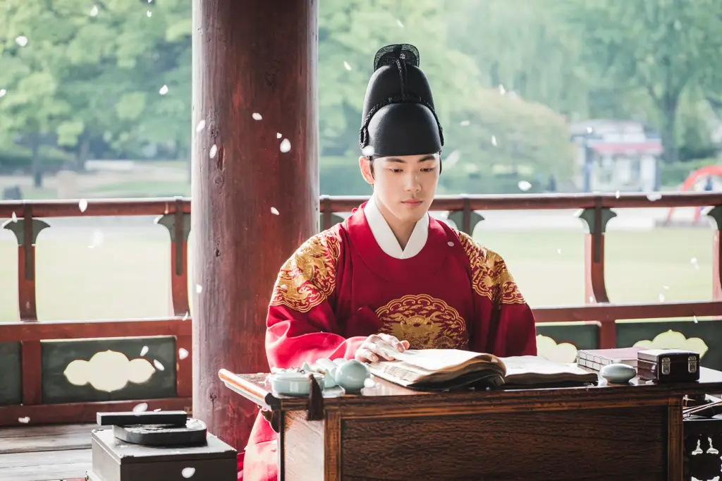 Potret Shin Hye Sun sebagai Kim So Yong dalam Mr. Queen