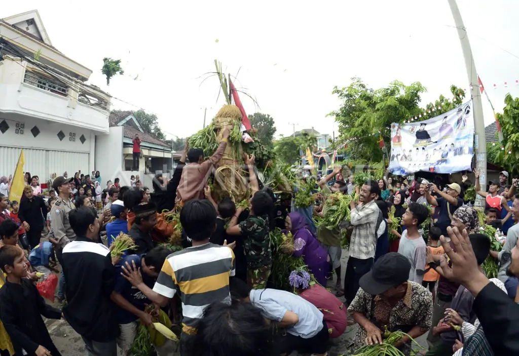 Gambar Umat Muslim Sholat di Bandar Lampung