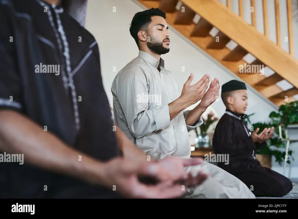 Orang-orang sedang melaksanakan sholat Maghrib