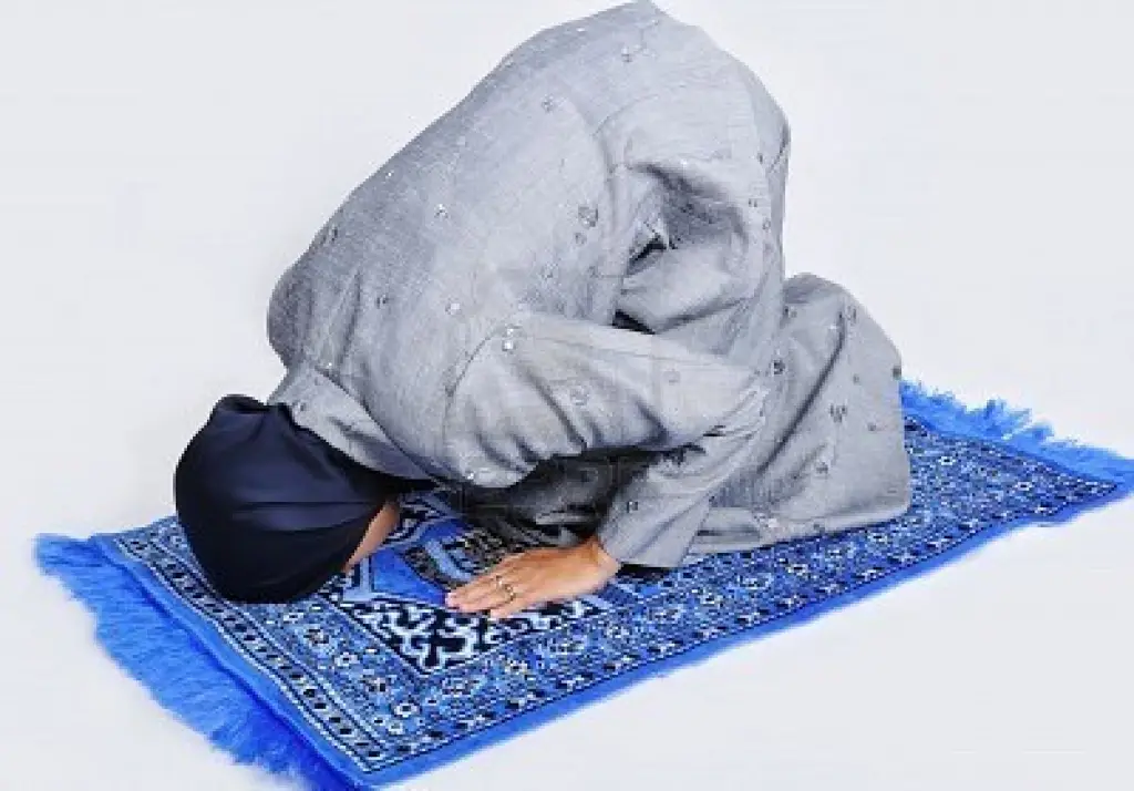 Gambar seorang muslim sedang sholat