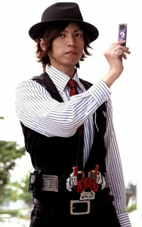 Shotaro dan Philip, dua Kamen Rider W, berjuang melawan musuh