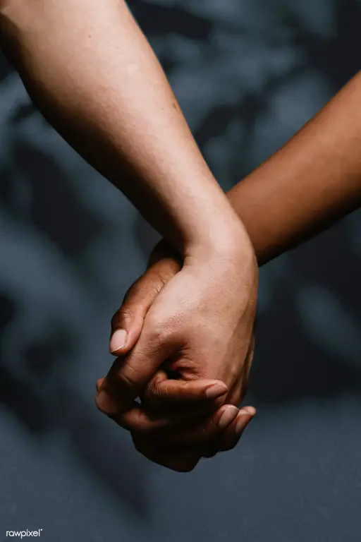 Simbol Cinta dan Kebersamaan Pasangan yang bergandengan tangan