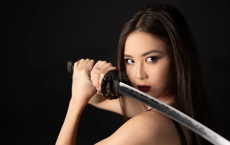 Foto seorang wanita dengan katana, pedang samurai