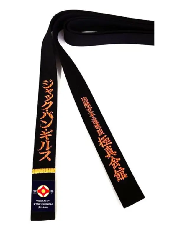 Peserta Kyokushin Karate dengan sabuk hitam