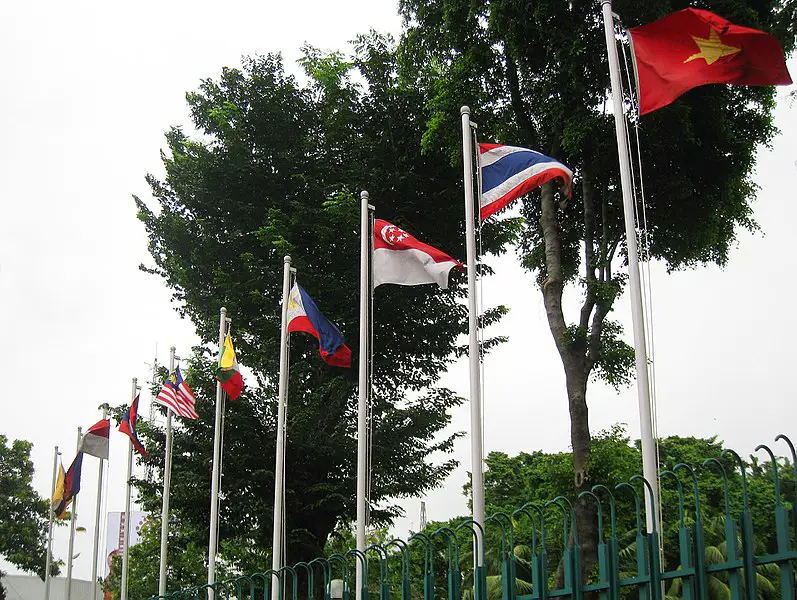 Gambar bendera Kamboja dan bendera ASEAN