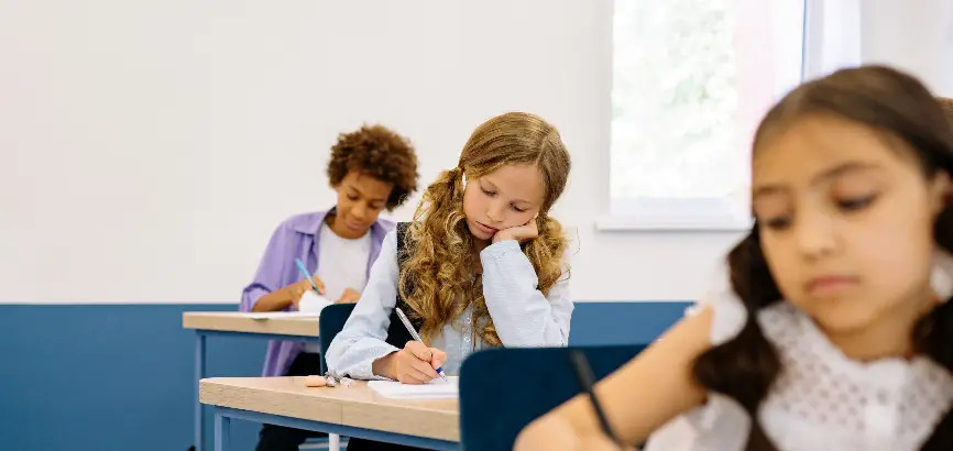 Gambar siswa-siswi beraktivitas di sekolah