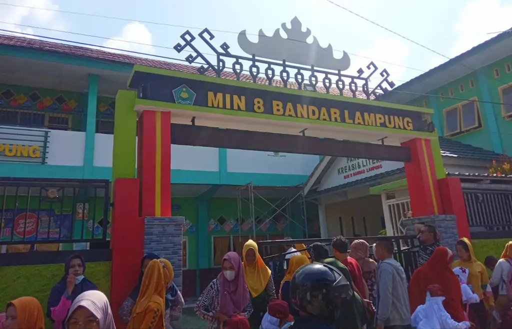 Siswa-siswa sekolah di Bandar Lampung