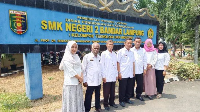 Siswa-siswa di depan SMKN 2 Bandar Lampung