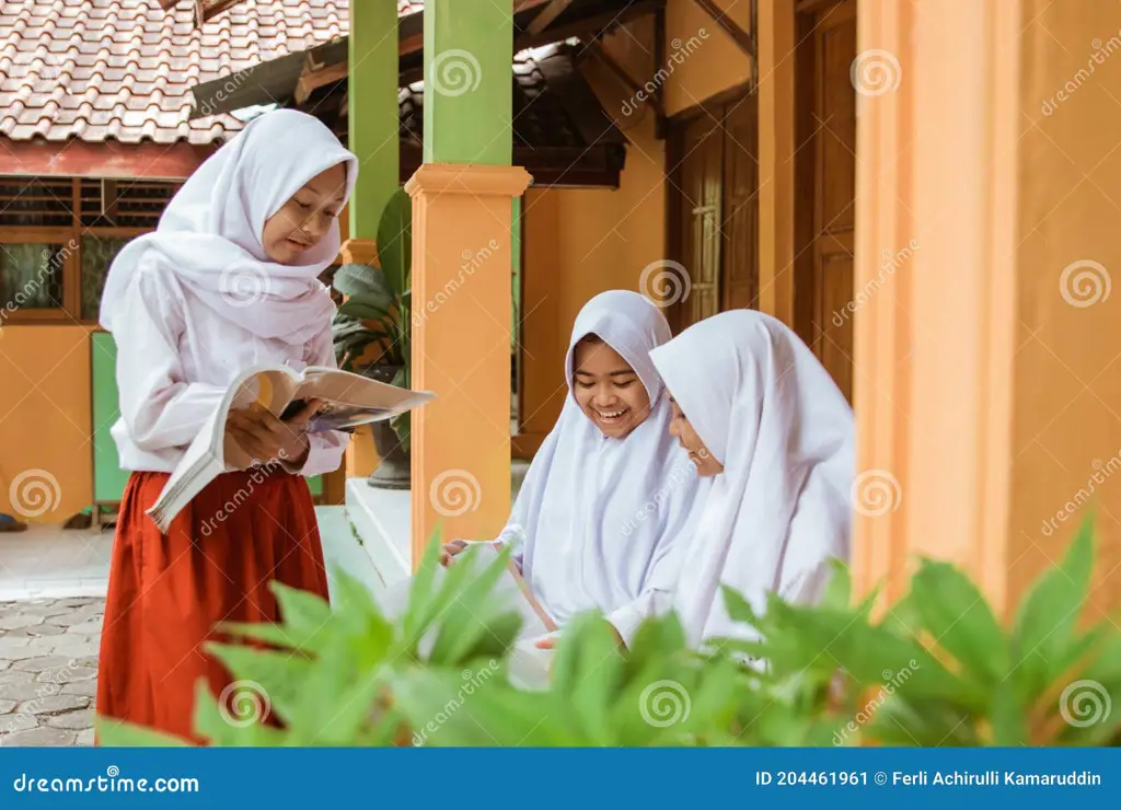 Gambar siswa SMP Indonesia sedang belajar