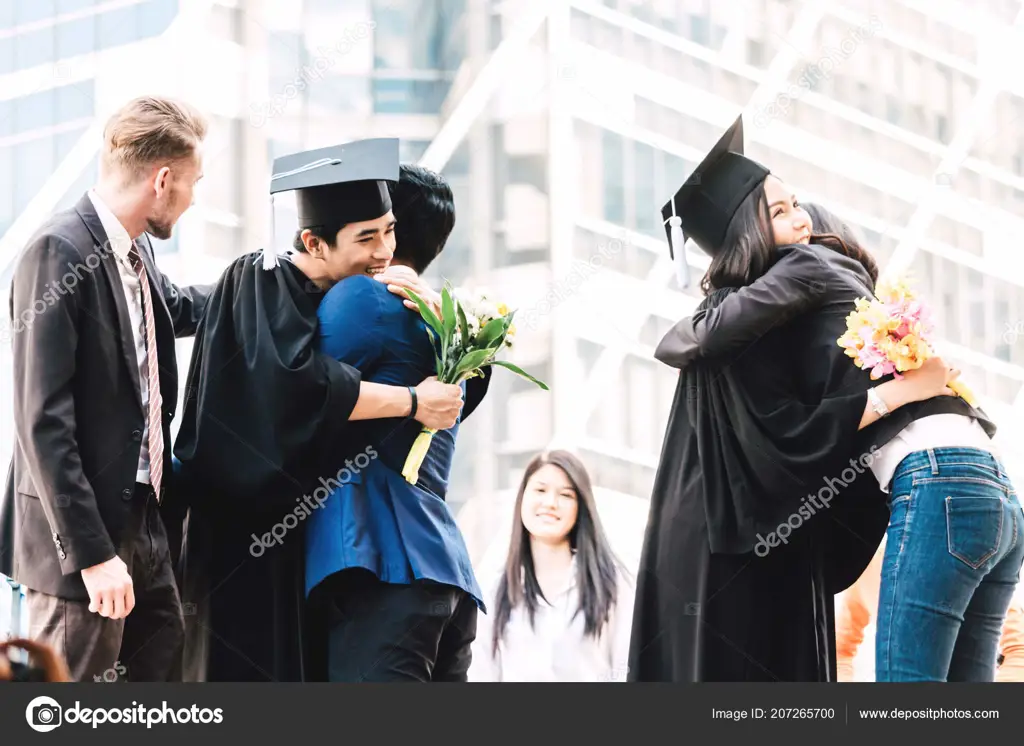 Gambar siswa yang sedang berbahagia merayakan kelulusan