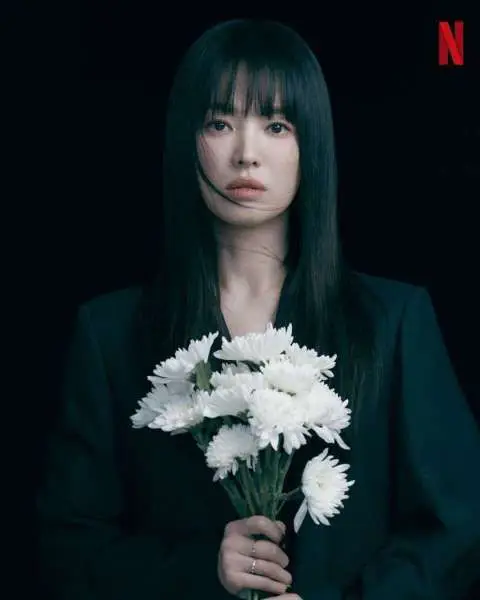 Song Hye Kyo dalam perannya sebagai Moon Dong-eun Foto Song Hye Kyo sebagai pemeran utama The Glory
