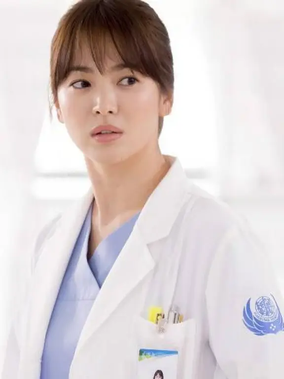 Potret Song Hye Kyo sebagai Dokter Kang Mo Yeon dalam drama Descendants of the Sun