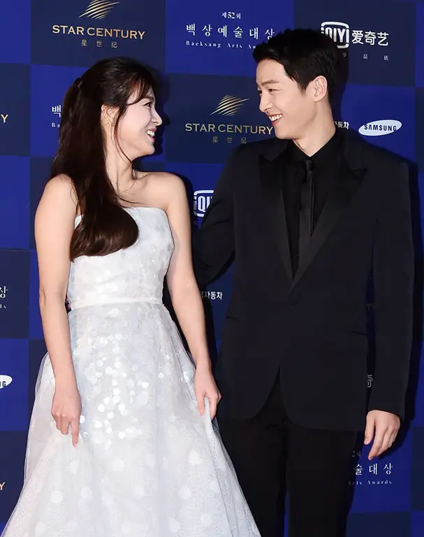 Foto Song Joong Ki dan Song Hye Kyo dalam drama Descendants of the Sun