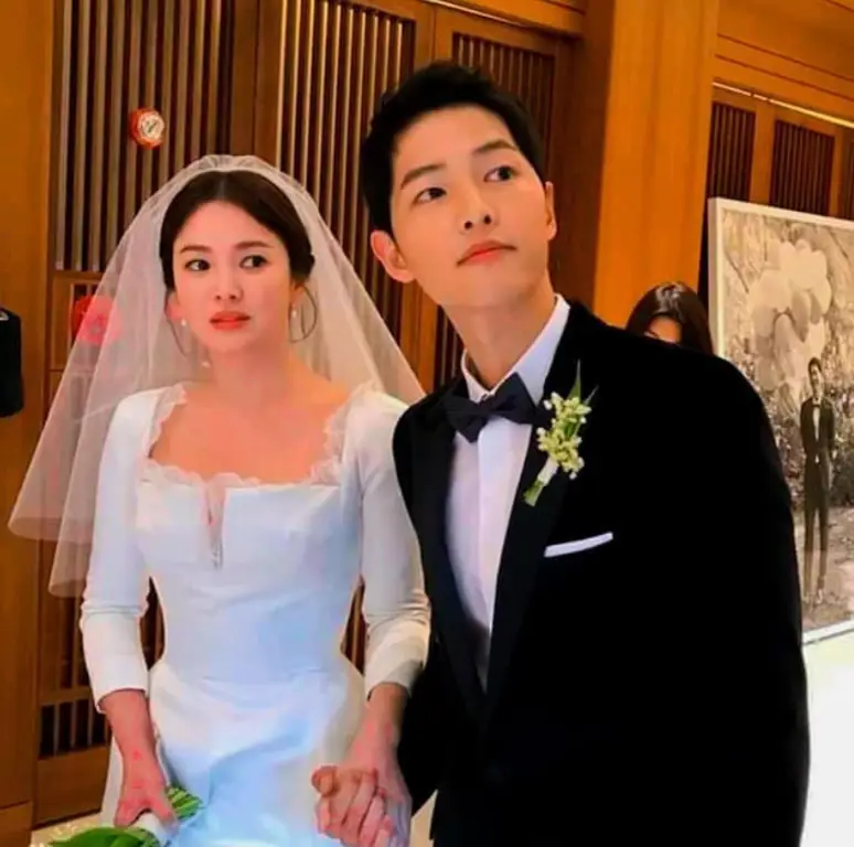 Potret Song Joong Ki dalam perannya sebagai Kapten Yoo Shi Jin di Descendants of the Sun