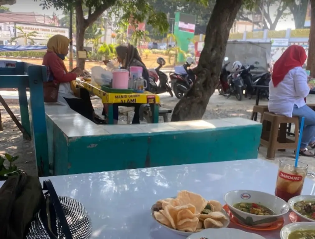 Semangkuk soto ayam khas Bandar Lampung yang menggugah selera