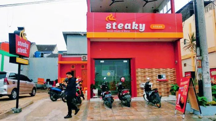 Gambar hidangan steak lengkap dengan kentang goreng dan salad