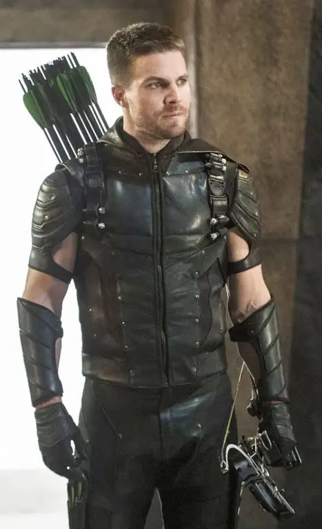 Stephen Amell sebagai Green Arrow