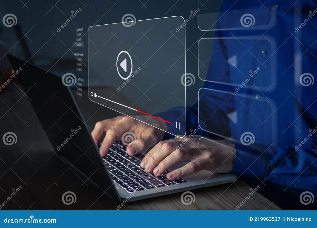 Seseorang menonton film melalui laptop
