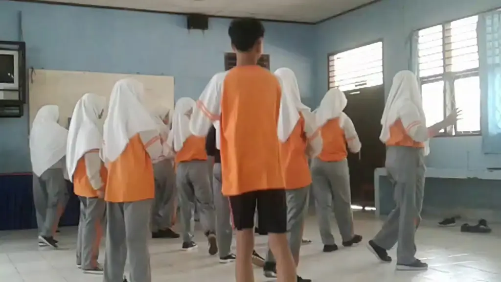 Siswa SMAN 11 Bandar Lampung belajar di perpustakaan