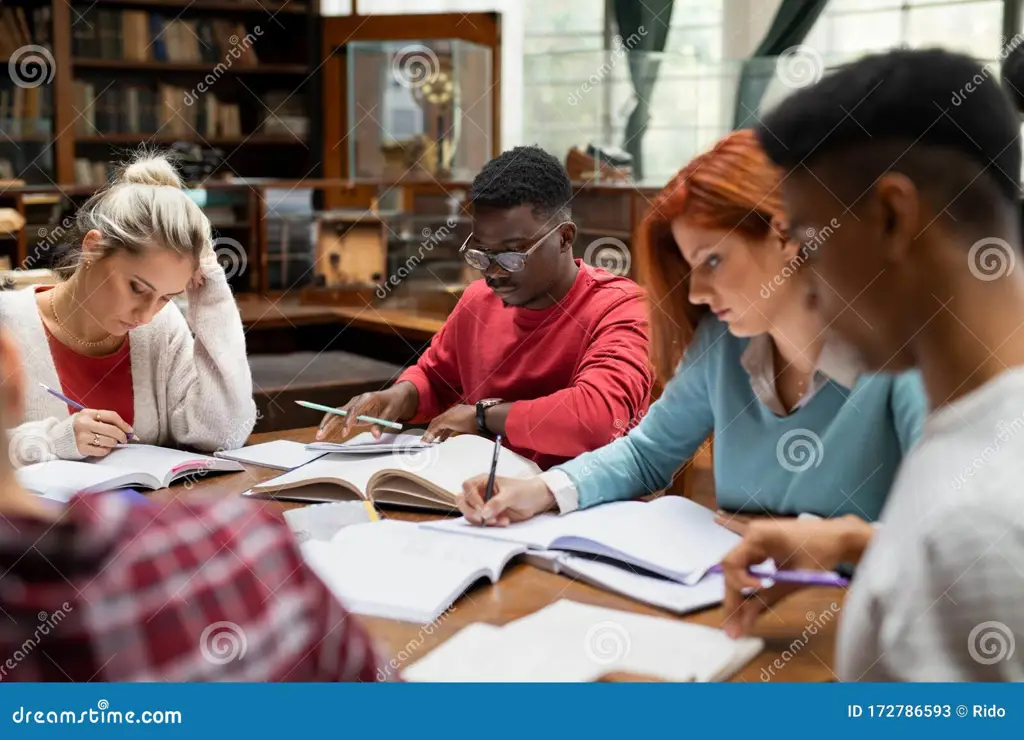 Gambar siswa belajar di dalam kelas