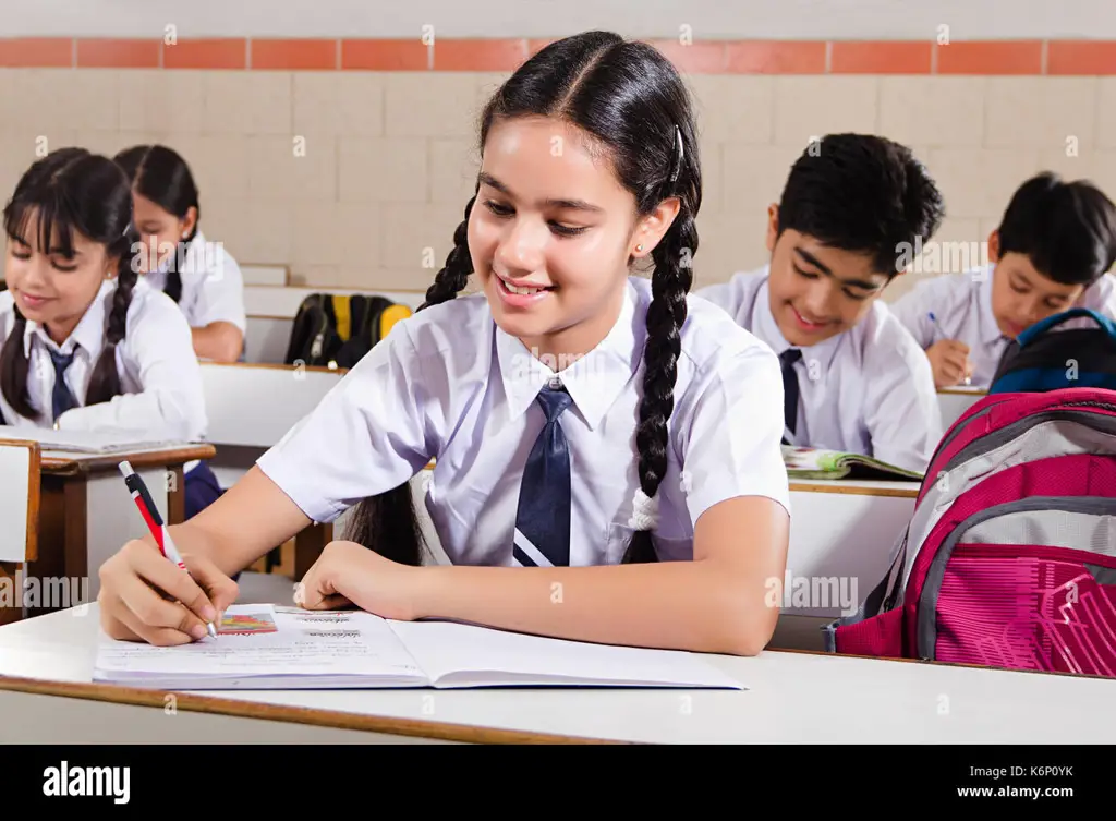 Gambar siswa-siswa SMP Al Kautsar yang ceria di kelas