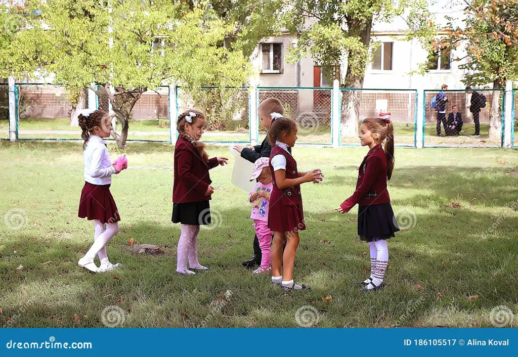 Anak-anak bermain ceria di halaman sekolah