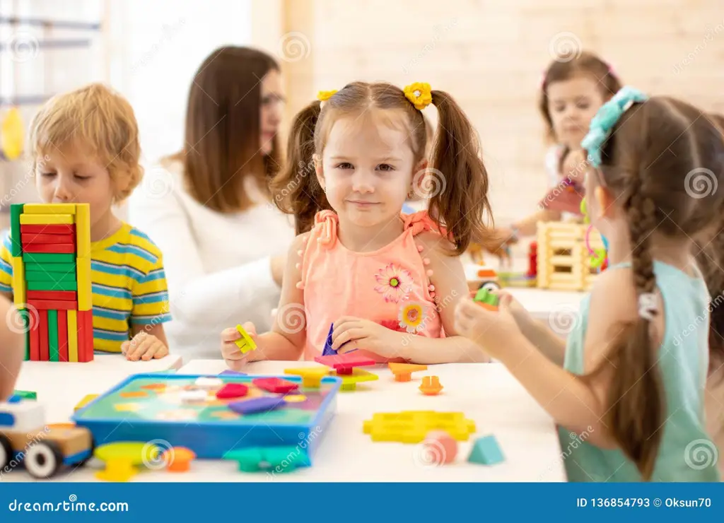 Anak-anak bermain dengan gembira di kelas