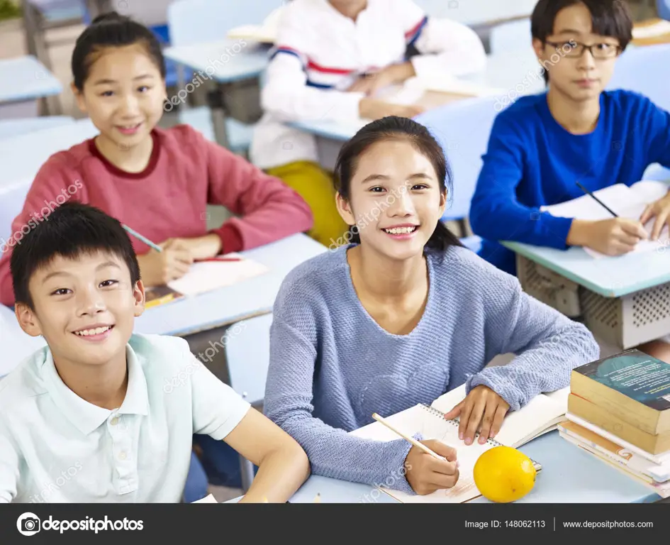 Foto siswa-siswa yang sedang belajar di kelas dengan ekspresi bahagia