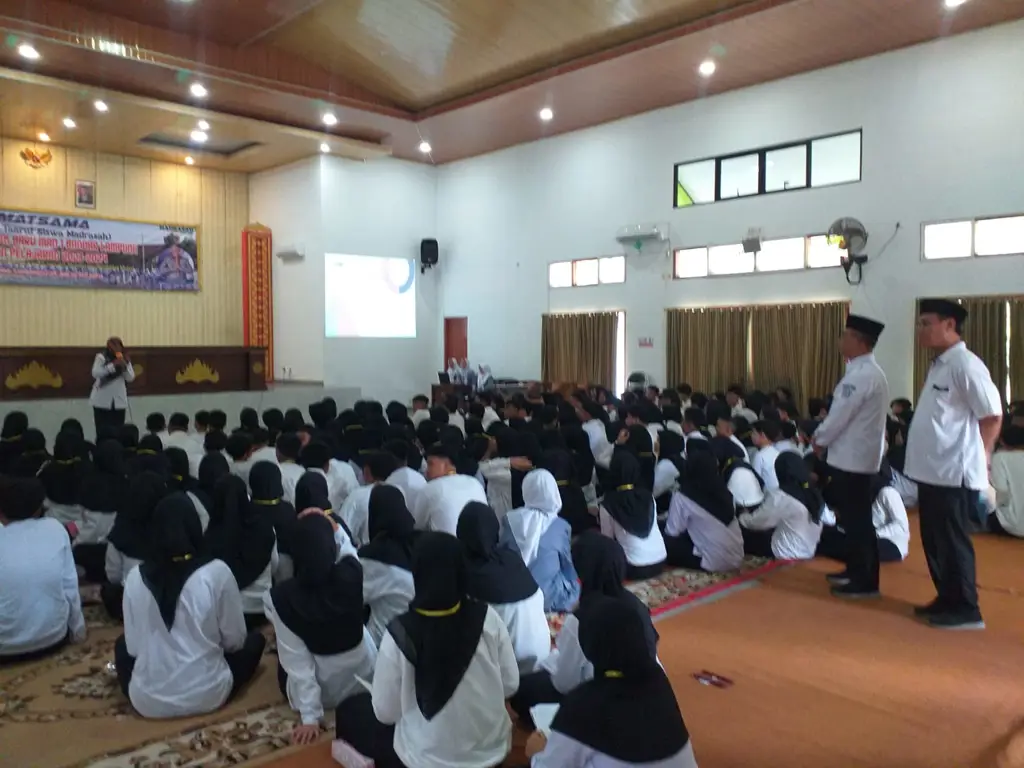 Gambar siswa-siswa bahagia di sekolah Bandar Lampung