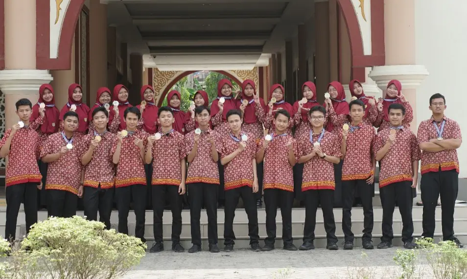 Siswa yang bahagia di LPK Bandar Lampung