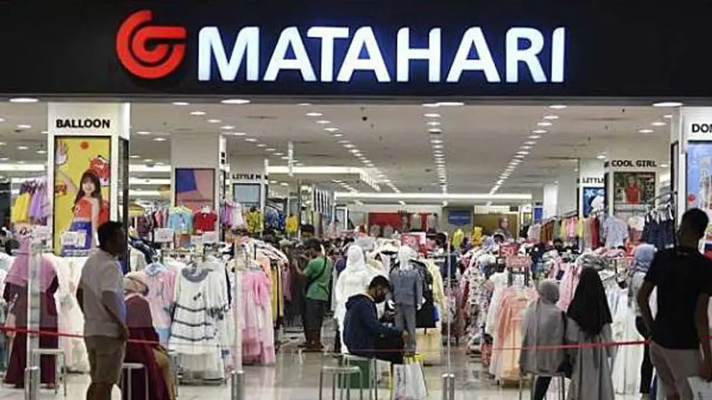 Gambar interior Matahari Department Store dengan pelanggan yang sedang berbelanja