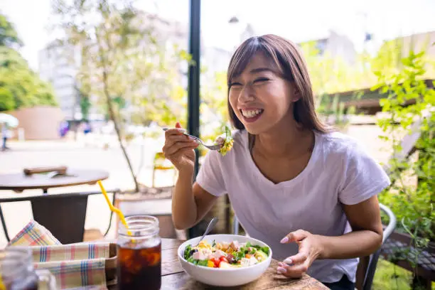 Orang-orang menikmati makanan Jepang bersama-sama