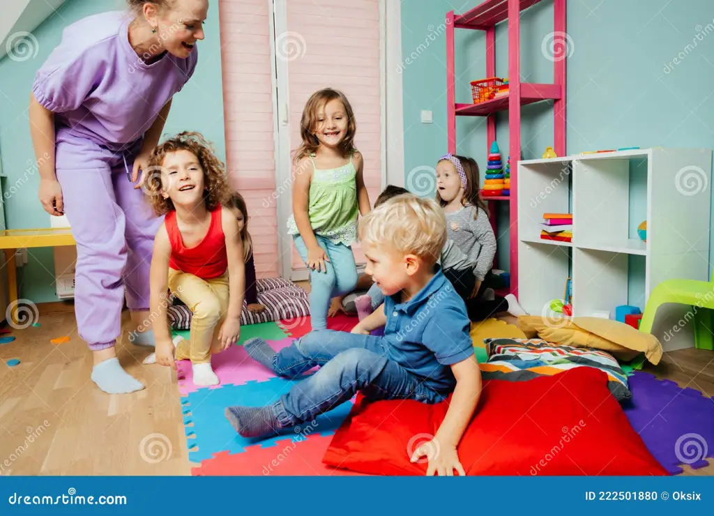 Anak-anak bermain dengan gembira di sebuah daycare di Bandar Lampung