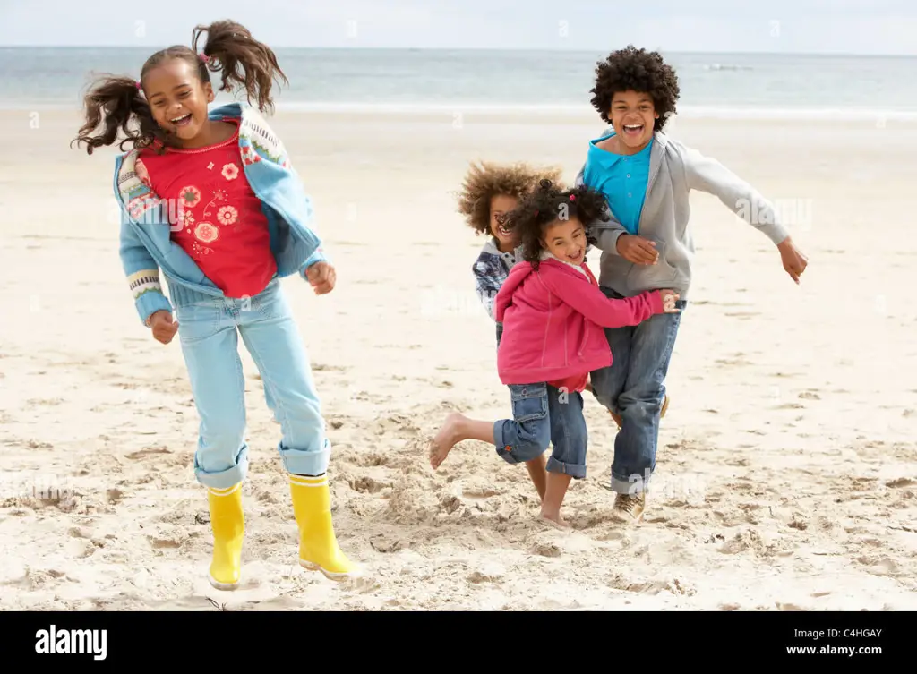 Anak-anak bermain di pantai dengan bahagia