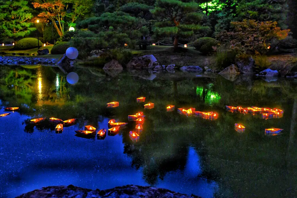 Taman Jepang di malam hari dengan cahaya bulan