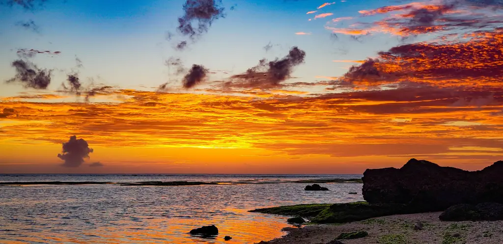 Gambar pantai Jepang saat matahari terbenam