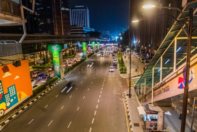 Jalan Bandar Olo di Malam Hari