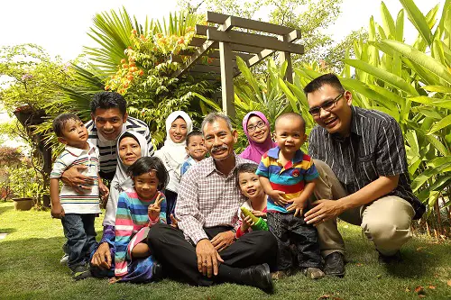 Keluarga Malaysia yang bahagia dan ceria.