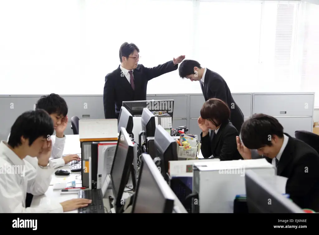 Gambar suasana kantor di Jepang.